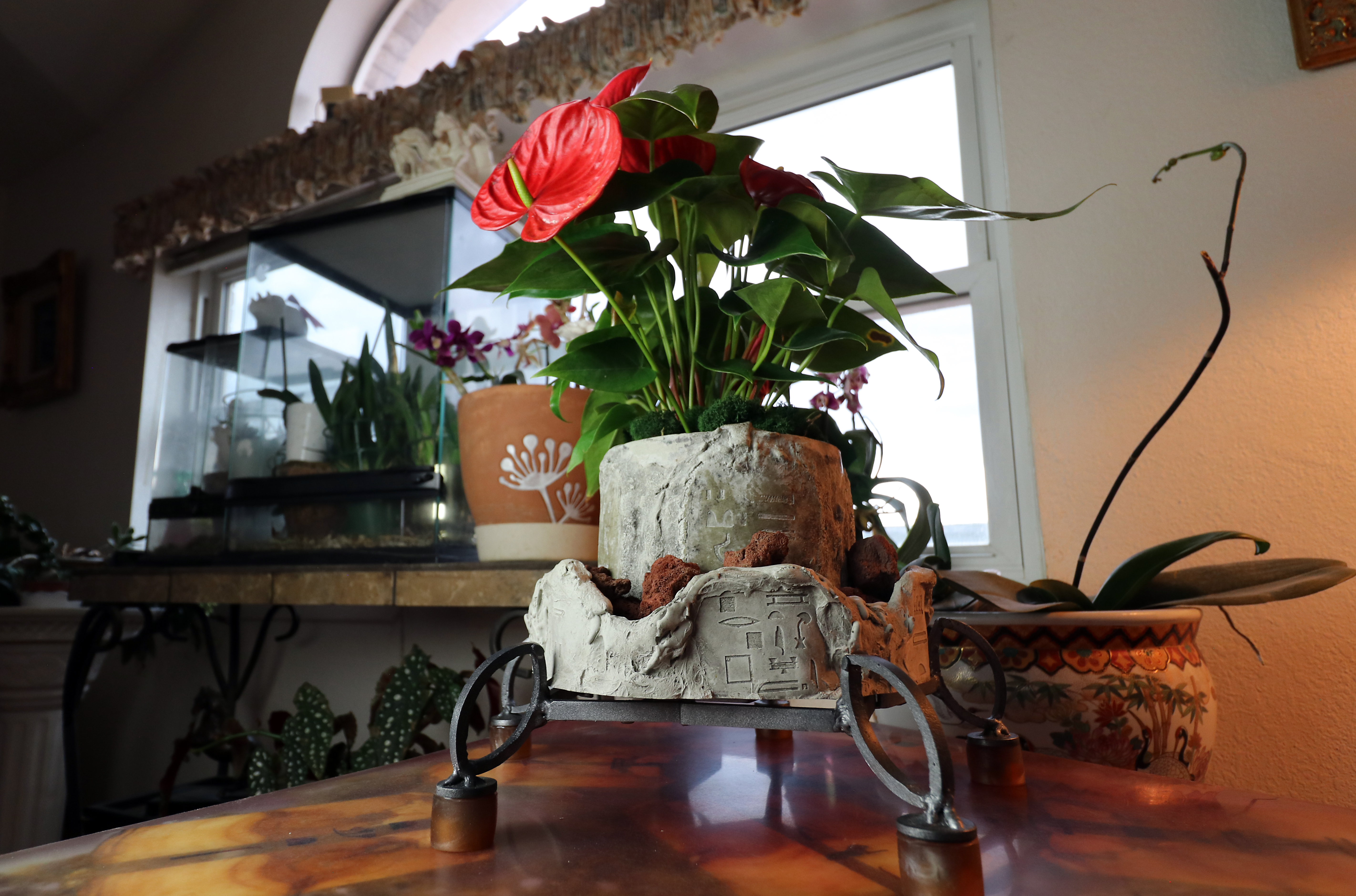 Zen Inspiration Ägyptische Hieroglyphen Entdeckung Vase von Andrei Bannikov.